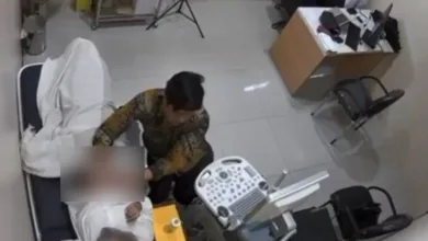 Seorang dokter kandungan berinisial MSF di Garut ditetapkan tersangka atas dugaan pelecehan seksual terhadap pasiennya saat pemeriksaan USG.